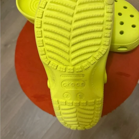 Crocs Men - (7) and Women (9 ) Clog - Neon Green - Picture 3 of 4